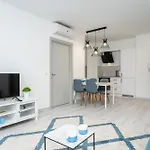 Luxy Hollo Gozsdu Court