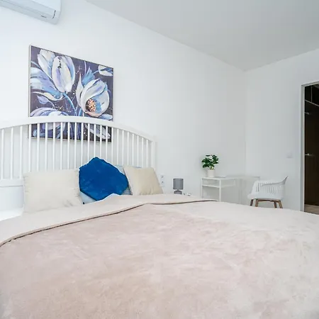 Luxy Hollo Gozsdu Court *