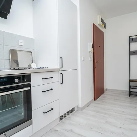 Luxy Hollo Gozsdu Court