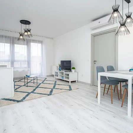 Luxy Hollo Gozsdu Court *