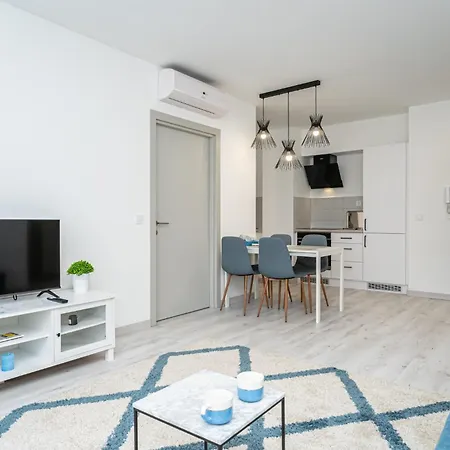 Luxy Hollo Gozsdu Court