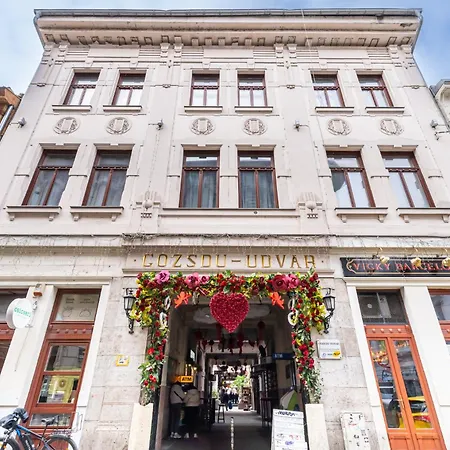 Luxy Hollo Gozsdu Court