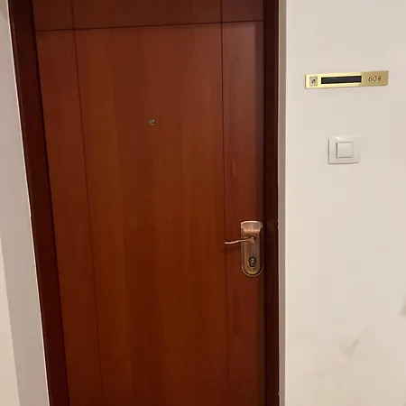 Luxy Hollo Gozsdu Court