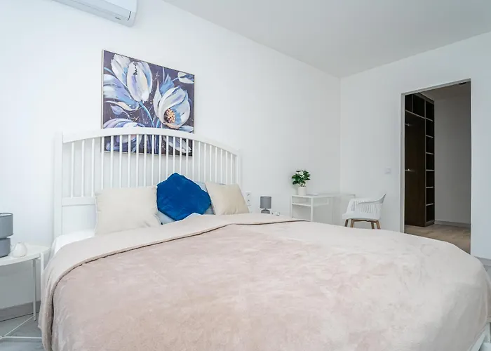 Luxy Hollo Gozsdu Court *