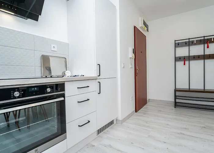 Luxy Hollo Gozsdu Court