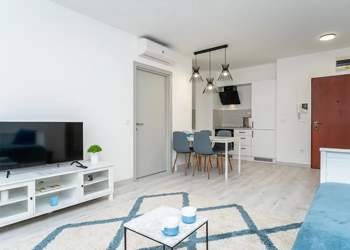 Luxy Hollo Gozsdu Court