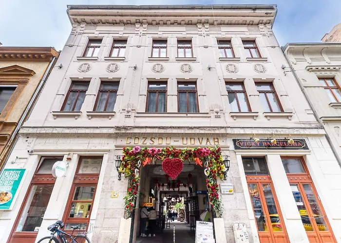 Luxy Hollo Gozsdu Court