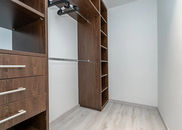 Luxy Hollo Gozsdu Court *