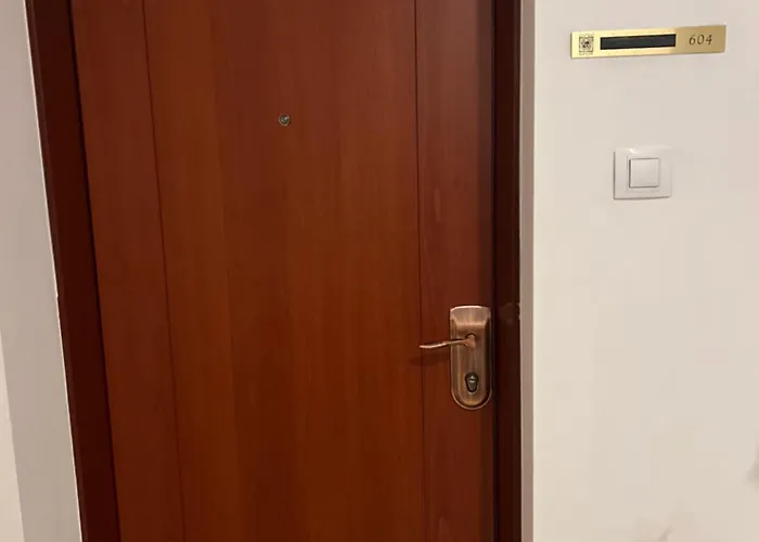 Luxy Hollo Gozsdu Court